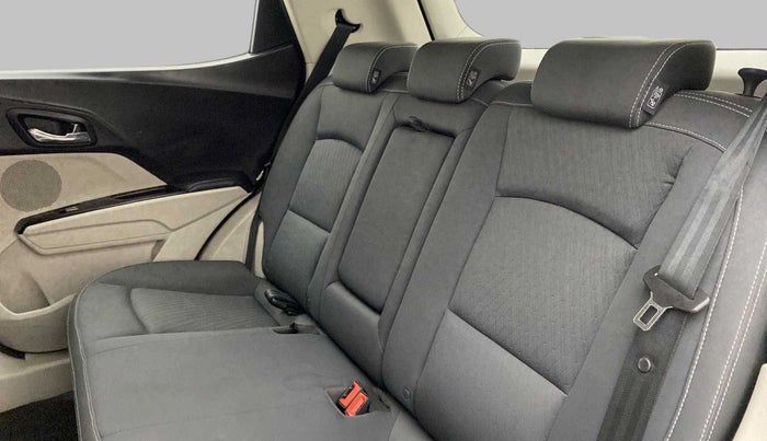 2019 Mahindra XUV 3OO W8 1.2 PETROL, Petrol, Manual, 34,177 km, Right Side Rear Door Cabin