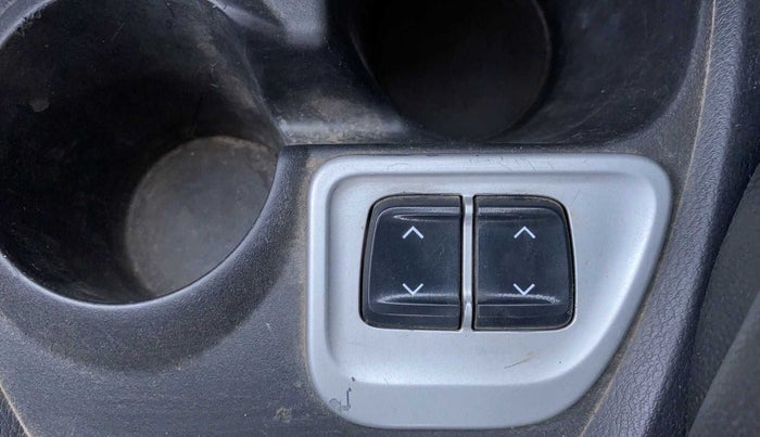 2017 Datsun Redi Go T (O), Petrol, Manual, 1,15,401 km, Right front window switch / handle - Window glass alignment not proper