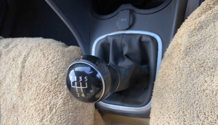 2017 Volkswagen Ameo HIGHLINE1.2L PLUS 16 ALLOY, Petrol, Manual, 36,225 km, Gear lever - Knob has minor damage
