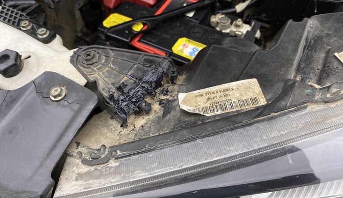 2018 Maruti Vitara Brezza ZDI PLUS AMT, Diesel, Automatic, 55,927 km, Left headlight - Clamp has minor damage