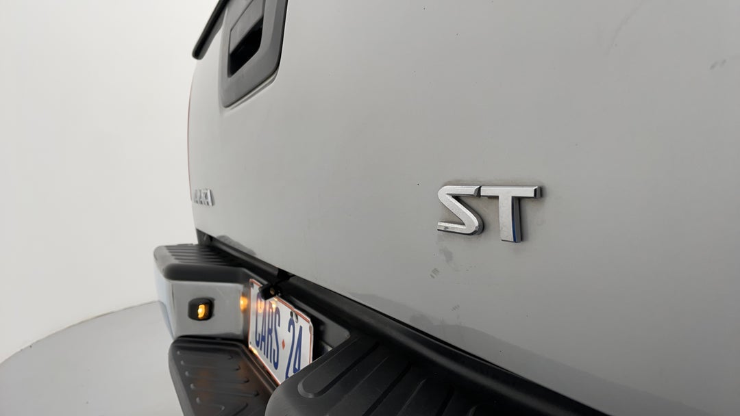 2013 Nissan Navara St (4x4), Manual, 232773 km, Badge (Boot Right Side)