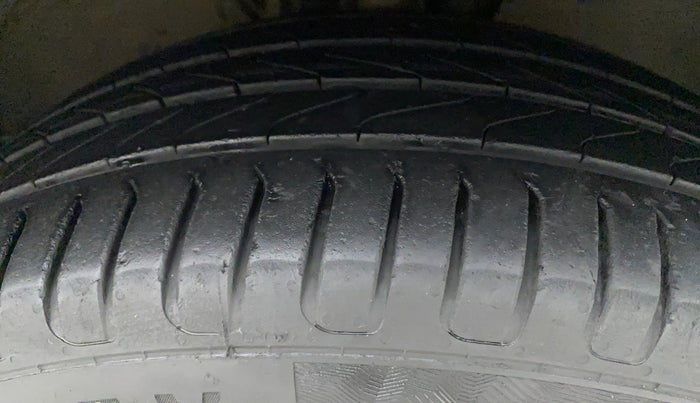 2016 Volkswagen Vento HIGHLINE DIESEL 1.5, Diesel, Manual, 1,14,827 km, Right Front Tyre Tread