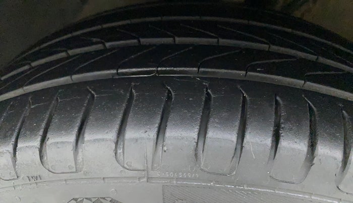 2016 Volkswagen Vento HIGHLINE DIESEL 1.5, Diesel, Manual, 1,14,827 km, Left Front Tyre Tread