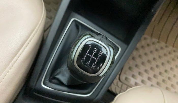 2015 Hyundai Elite i20 ASTA 1.2 (O), Petrol, Manual, 1,00,681 km, Gear lever - Knob cover torn