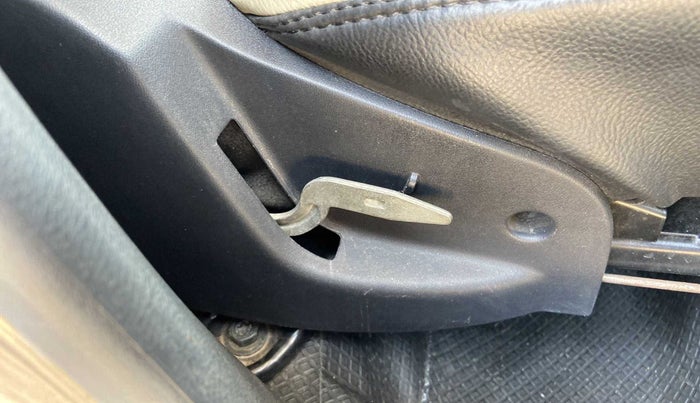 2018 Datsun Go Plus T, Petrol, Manual, 23,154 km, Driver seat - Folding lever cover has minor damage