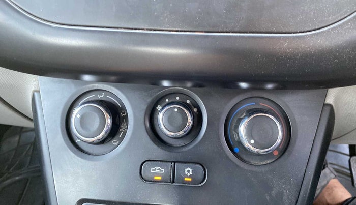 2018 Tata NEXON XE DIESEL, Diesel, Manual, 83,508 km, AC Unit - Directional switch has minor damage