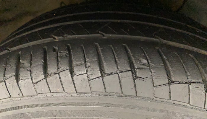 2018 Hyundai Verna 1.6 VTVT SX, Petrol, Manual, 23,948 km, Right Front Tyre Tread