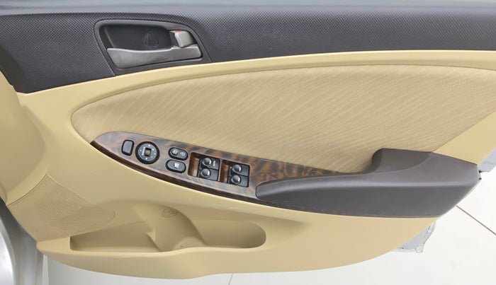 2016 Hyundai Verna FLUIDIC 4S 1.6 VTVT SX, Petrol, Manual, 41,110 km, Driver Side Door Panels Control