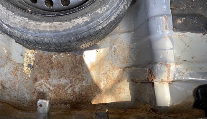 2015 Hyundai Xcent SX 1.2 (O), Petrol, Manual, 71,823 km, Boot floor - Slight discoloration