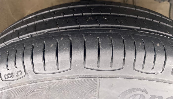2017 Maruti Swift VXI D, Petrol, Manual, 73,372 km, Right Front Tyre Tread