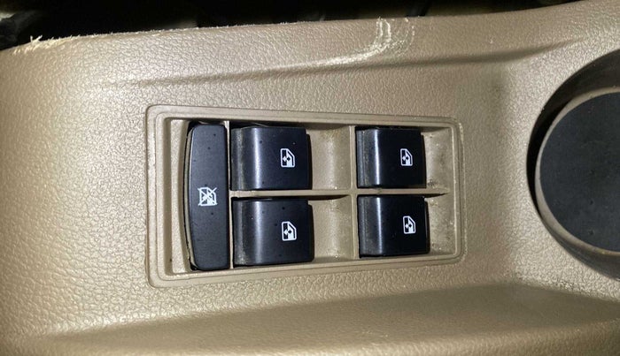 2021 Mahindra Bolero B6, Diesel, Manual, 36,739 km, Left front window switch / handle - Power window makes minor noise