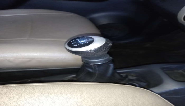2016 Maruti Wagon R 1.0 VXI, Petrol, Manual, 75,049 km, Gear lever - Knob has minor damage