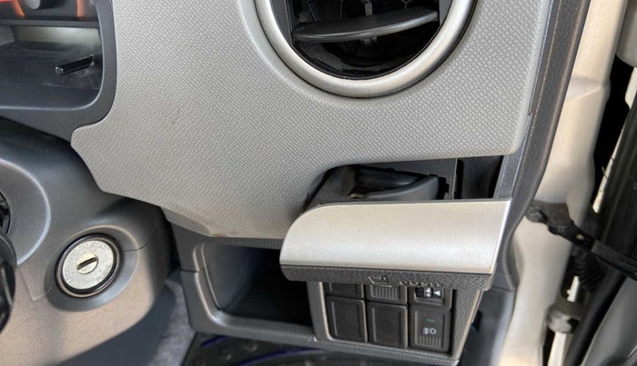 2011 Maruti Wagon R 1.0 VXI, Petrol, Manual, 73,465 km, Dashboard - Cup holder not working