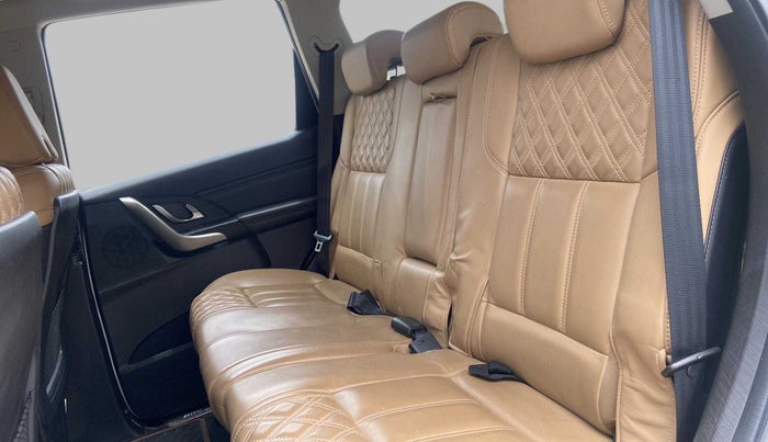 2019 Mahindra XUV500 W11 (O) AT, Diesel, Automatic, 11,105 km, Right Side Rear Door Cabin