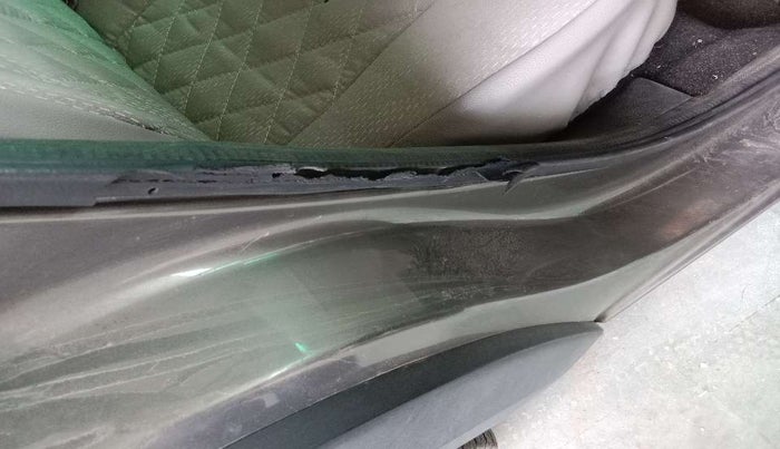 2017 Renault Kwid STD, Petrol, Manual, 36,742 km, Right rear door - Beading has minor damage