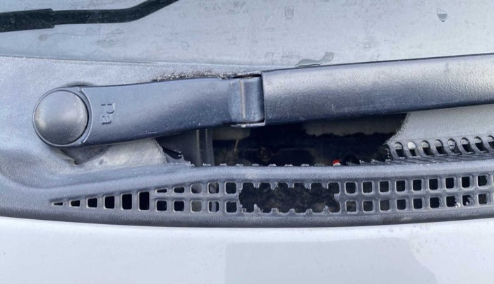 2013 Hyundai Eon D-LITE+, Petrol, Manual, 30,840 km, Bonnet (hood) - Cowl vent panel has minor damage