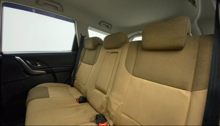 2018 Mahindra XUV500 W7, Diesel, Manual, 57,411 km, Right Side Rear Door Cabin