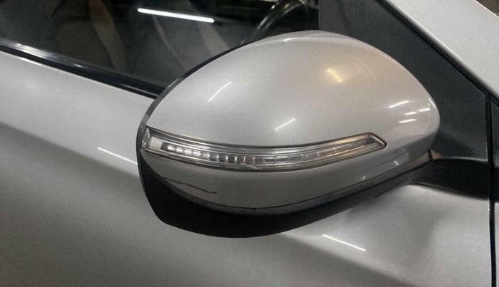 2016 Hyundai Elite i20 ASTA 1.4 CRDI, Diesel, Manual, 1,03,600 km, Right rear-view mirror - Indicator light has minor damage