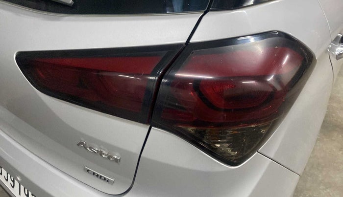 2016 Hyundai Elite i20 ASTA 1.4 CRDI, Diesel, Manual, 1,03,600 km, Right tail light - Minor scratches