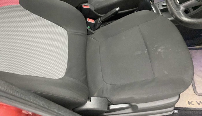 2019 Renault Kwid RXT 1.0 (O), Petrol, Manual, 26,039 km, Driver seat - Cover slightly stained
