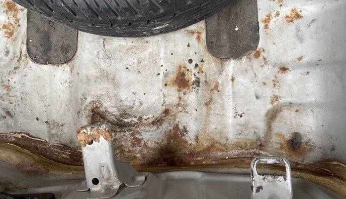 2014 Hyundai Xcent S 1.2, Petrol, Manual, 98,024 km, Boot floor - Slight discoloration