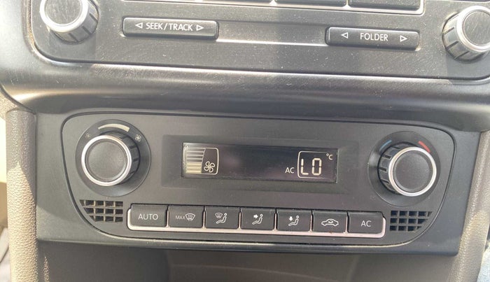 2012 Volkswagen Vento HIGHLINE 1.6 MPI, Petrol, Manual, 94,158 km, AC Unit - Directional switch has minor damage