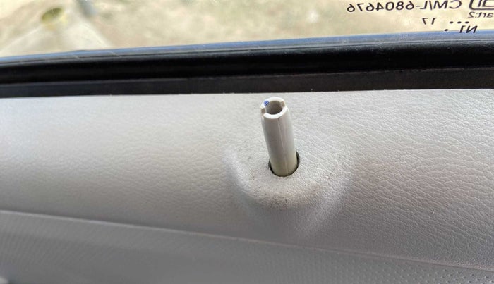 2017 Datsun Redi Go S, Petrol, Manual, 28,614 km, Lock system - Door lock knob has minor damage