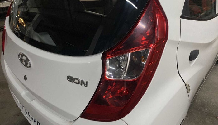 2017 Hyundai Eon ERA +, Petrol, Manual, 27,952 km, Right tail light - Minor scratches