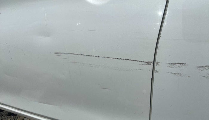 2015 Maruti Ciaz ZXI AT, Petrol, Automatic, 1,11,035 km, Front passenger door - Minor scratches