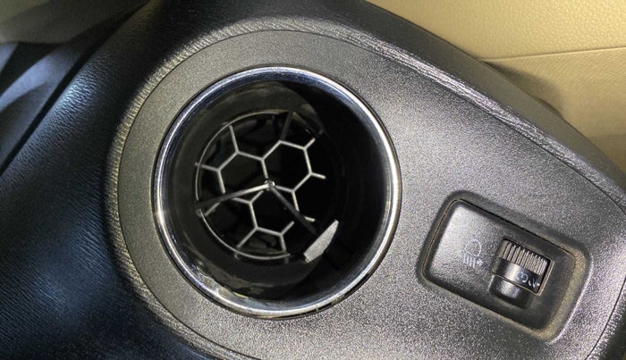 2015 Honda Amaze 1.2L I-VTEC S, Petrol, Manual, 1,05,269 km, AC Unit - Front vent has minor damage