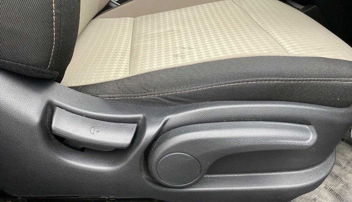 2019 Hyundai Elite i20 1.2  ASTA (O) CVT, Petrol, Automatic, 17,874 km, Driver Side Adjustment Panel