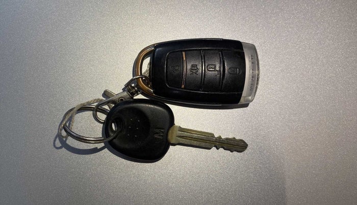 2015 Hyundai Eon MAGNA +, Petrol, Manual, 30,512 km, Key Close Up