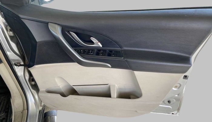 2015 Mahindra XUV500 W6, Diesel, Manual, 77,686 km, Driver Side Door Panels Control