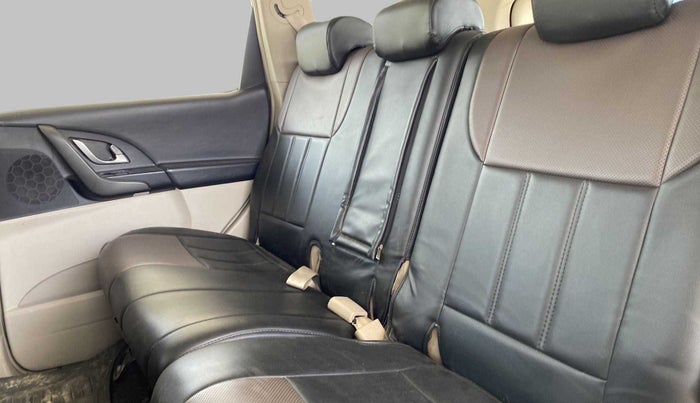 2015 Mahindra XUV500 W6, Diesel, Manual, 77,686 km, Right Side Rear Door Cabin