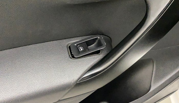 2016 Volkswagen Vento COMFORTLINE 1.6, Petrol, Manual, 90,518 km, Left rear window switch / handle - Minor damage