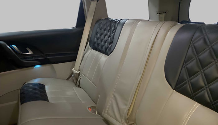 2016 Mahindra XUV500 W8, Diesel, Manual, 71,819 km, Right Side Rear Door Cabin