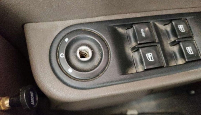 2016 Renault Duster 110 PS RXZ DIESEL, Diesel, Manual, 94,294 km, Right rear-view mirror - ORVM switch has minor damage