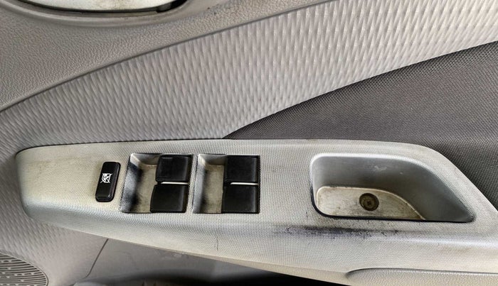 2011 Toyota Etios V, Petrol, Manual, 69,468 km, Left front window switch / handle - Window making noise/ moving slow