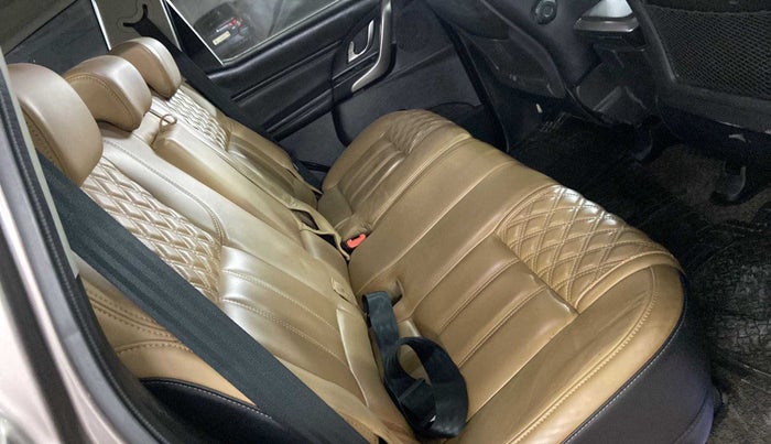 2018 Mahindra XUV500 W11(O), Diesel, Manual, 83,294 km, Second-row right seat - Cover slightly stained