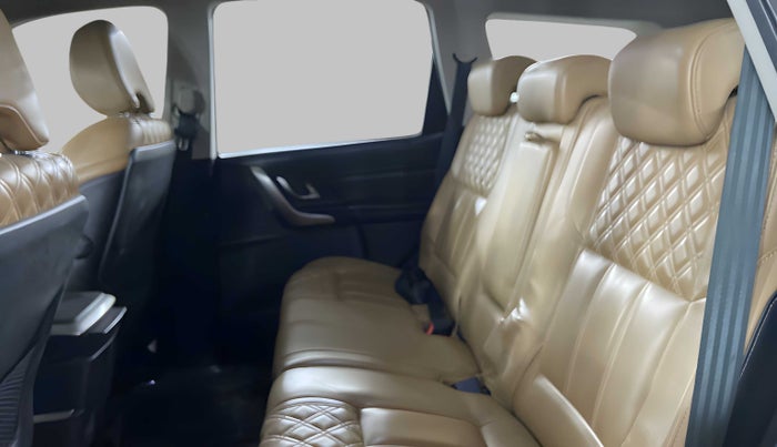2018 Mahindra XUV500 W11(O), Diesel, Manual, 83,294 km, Right Side Rear Door Cabin