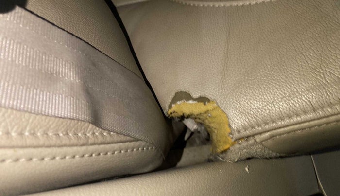 2015 Maruti Ciaz ZDI+, Diesel, Manual, 1,10,027 km, Second-row right seat - Cover slightly torn