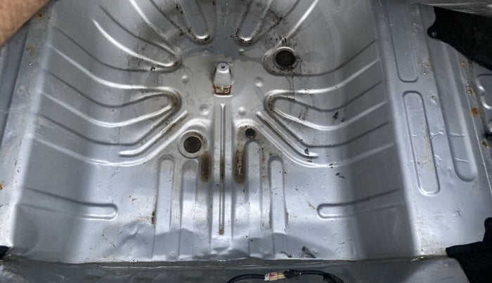 2011 Toyota Etios G, Petrol, Manual, 60,615 km, Boot floor - Slight discoloration