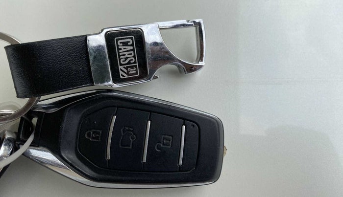 2018 Mahindra XUV500 W11 AT, Diesel, Automatic, 75,297 km, Key Close Up