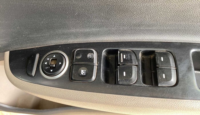 2014 Hyundai Xcent S (O) 1.2, Petrol, Manual, 58,973 km, Right front window switch / handle - Minor damage