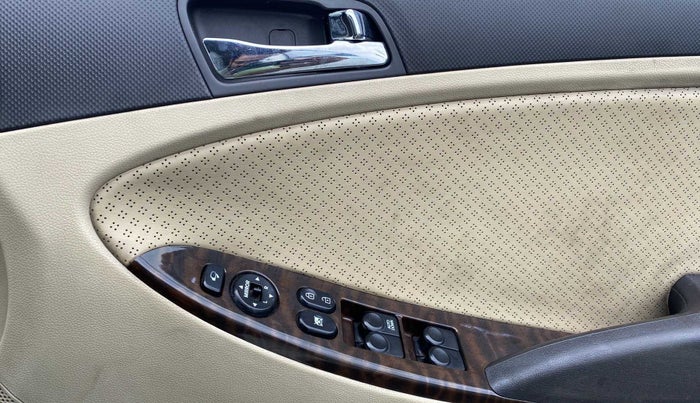 2011 Hyundai Verna FLUIDIC 1.6 VTVT SX OPT, Petrol, Manual, 1,17,246 km, Driver Side Door Panels Control
