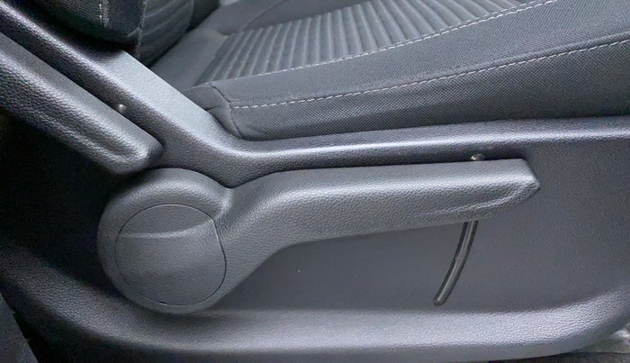 2022 Mahindra XUV700 AX 5 D AT 5 STR, Diesel, Automatic, 16,073 km, Driver Side Adjustment Panel