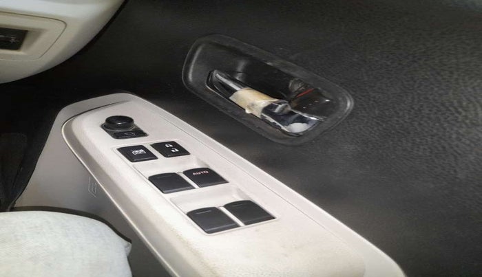 2017 Maruti IGNIS ZETA 1.2 AMT DUAL TONE, Petrol, Automatic, 67,242 km, Right front window switch / handle - Minor damage
