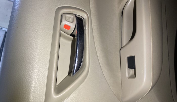 2017 Maruti Ertiga VXI, Petrol, Manual, 73,050 km, Right rear window switch / handle - Minor damage