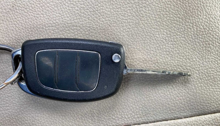 2015 Hyundai Xcent S 1.2, Petrol, Manual, 1,00,831 km, Key Close Up