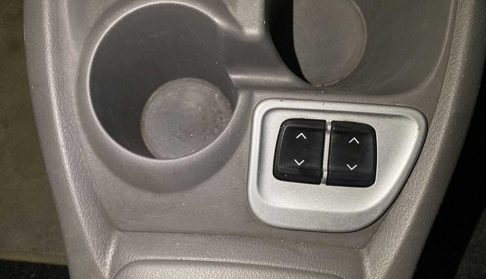 2017 Datsun Redi Go T (O), Petrol, Manual, 29,220 km, Left front window switch / handle - Minor damage
